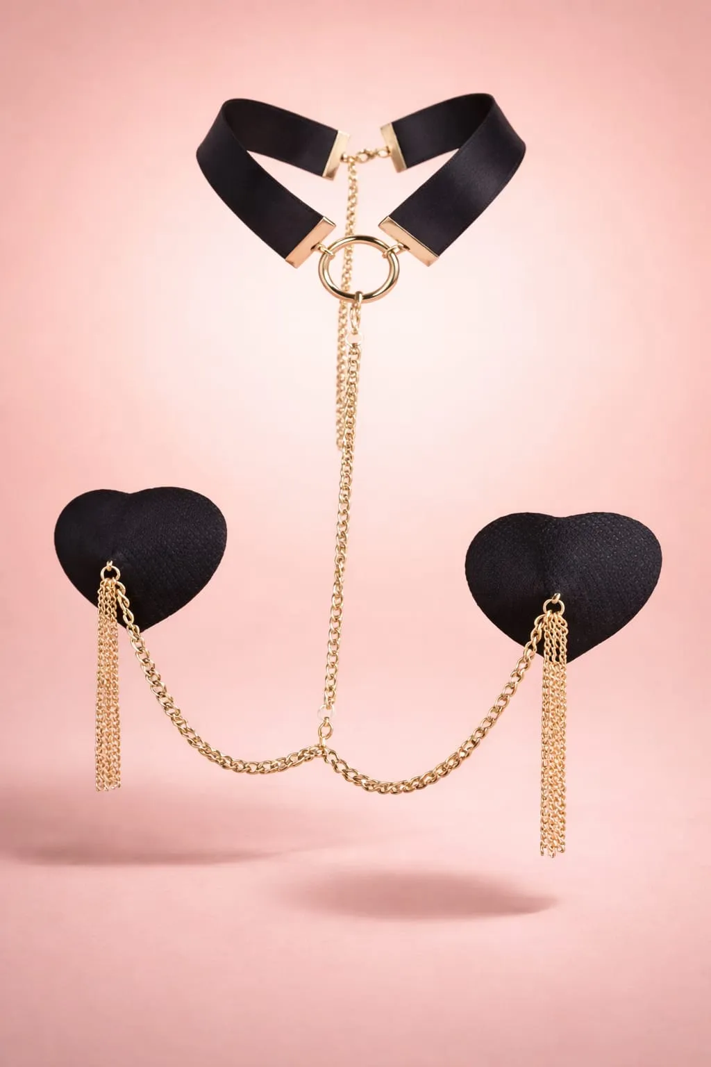 Pezoneras Autoadhesivas de Corazón en Tipo Cuero Negro con Collar Choker y Cadenas Doradas