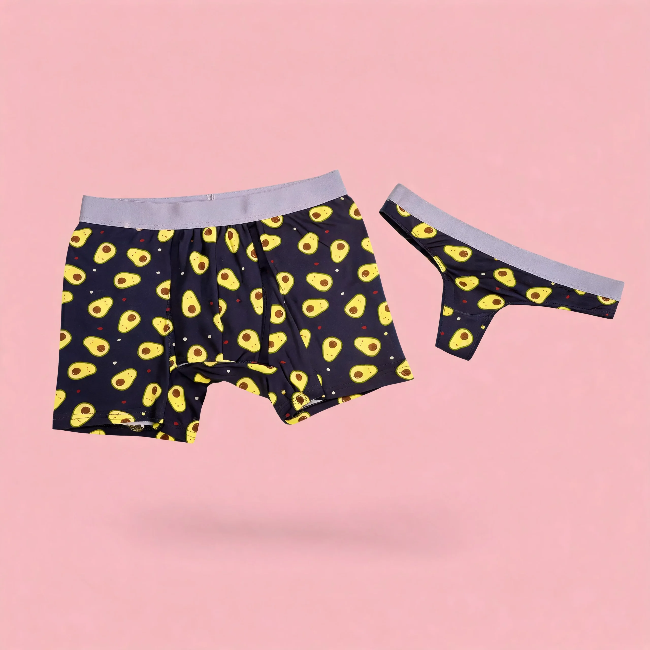 Dúo de Ropa Interior para Parejas de Aguactate "Avocado Love": Bóxer para Hombre y Tanga para Mujer Con Aguacates
