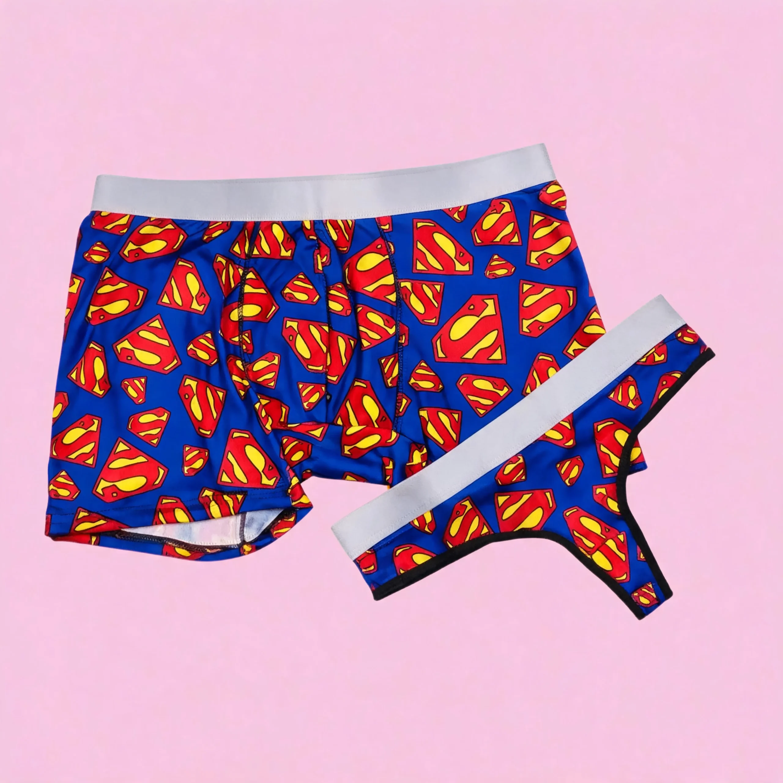 Dúo de Ropa Interior Superman: Bóxer para Hombre y Tanga para Mujer - Pack Pareja "Super Match"